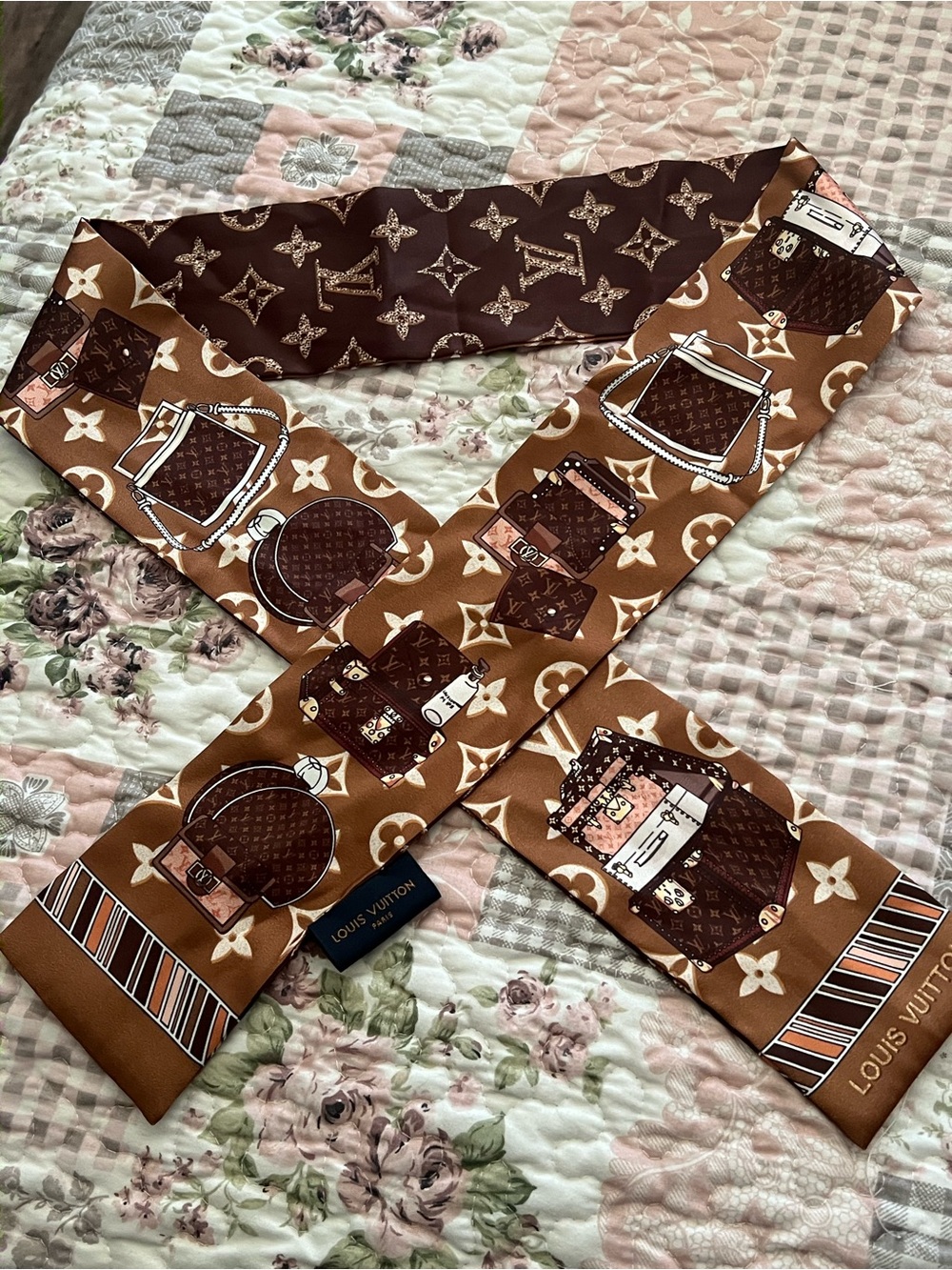Louis Vuitton Brown & Tan
Monogram Silk Twilly /bandeau